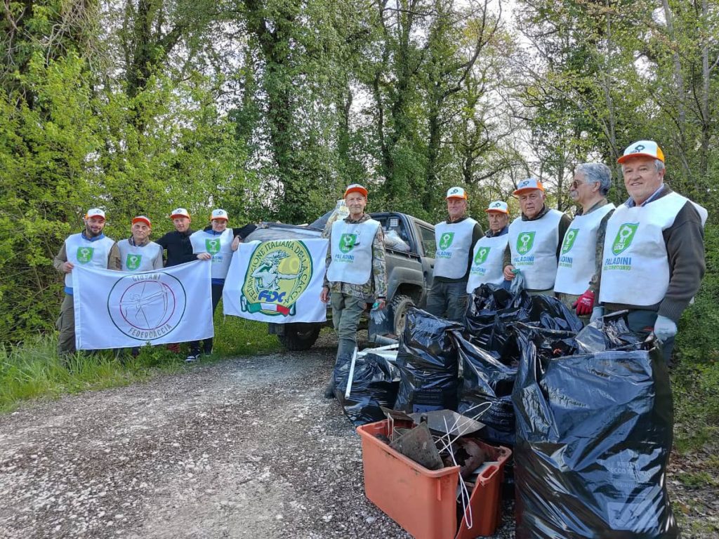 I cacciatori con i rifiuti raccolti nel bosco per l'iniziativa "Paladini del territorio"